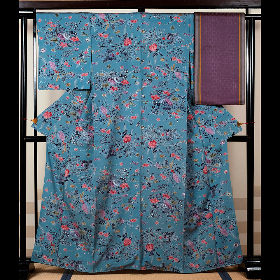 京きものレンタル 3万円コース 淡いブルーに赤・紫の柄の着物の写真