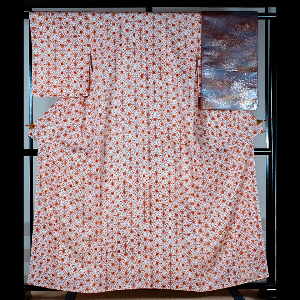京きものレンタル 3万円コース 白に赤い柄の着物の写真