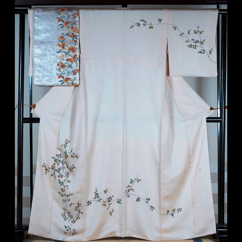 京きものレンタル 3万円コース 淡いピンクに草花の絵の着物の写真