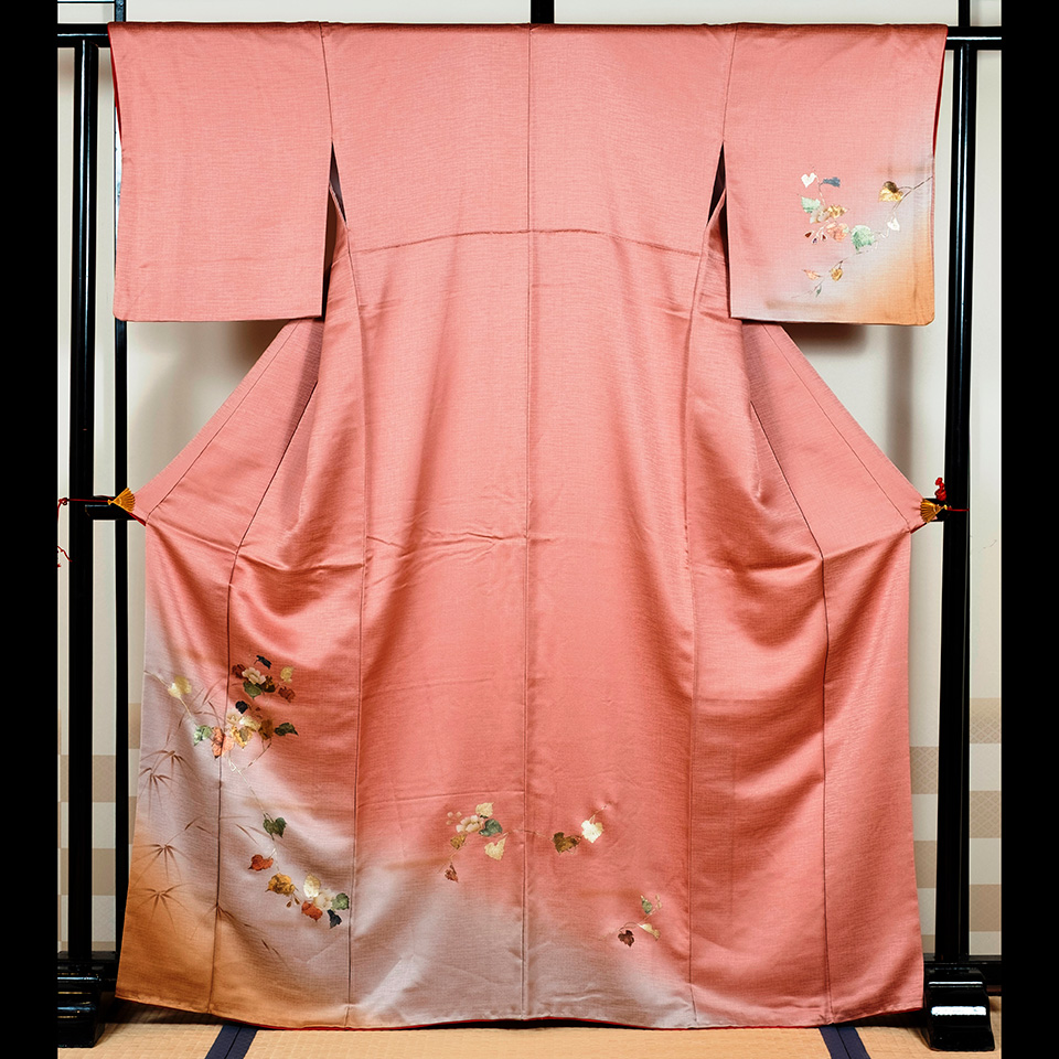 京きものレンタル 3万円コース ピンクに草花の絵の着物の写真