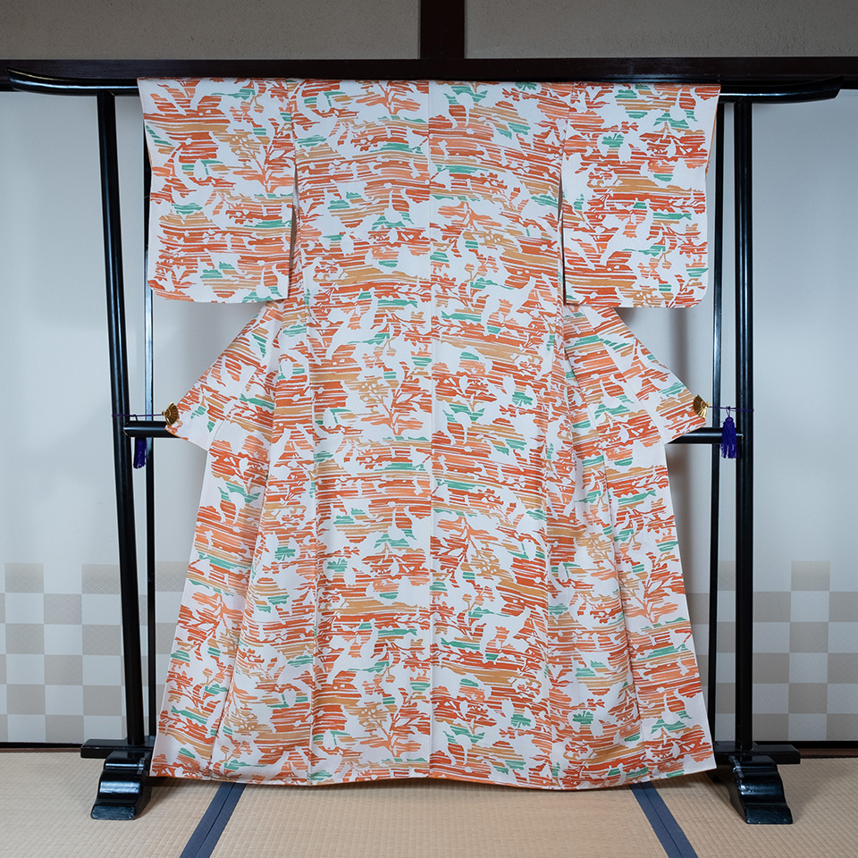 京きものレンタル 2万円コース 白地にオレンジ・緑・黄土色の着物の写真