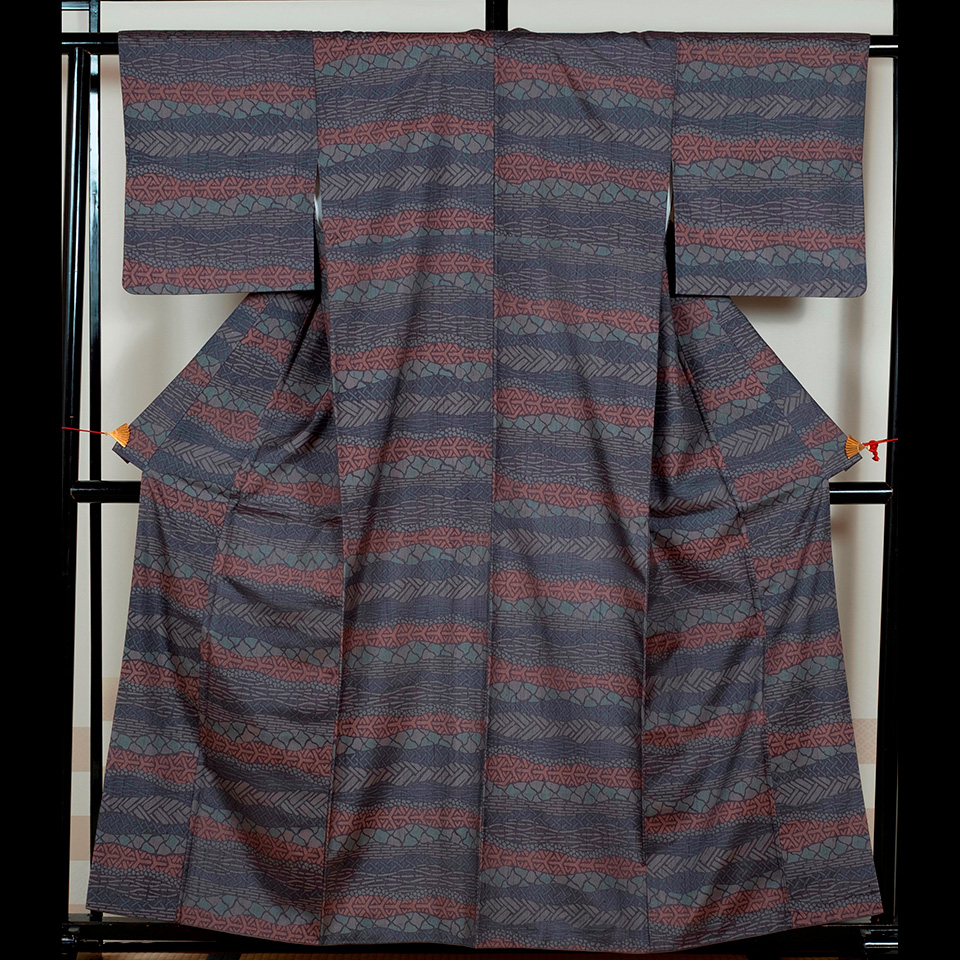 京きものレンタル 2万円コース ブルーグレーに淡い赤と紺の着物の写真