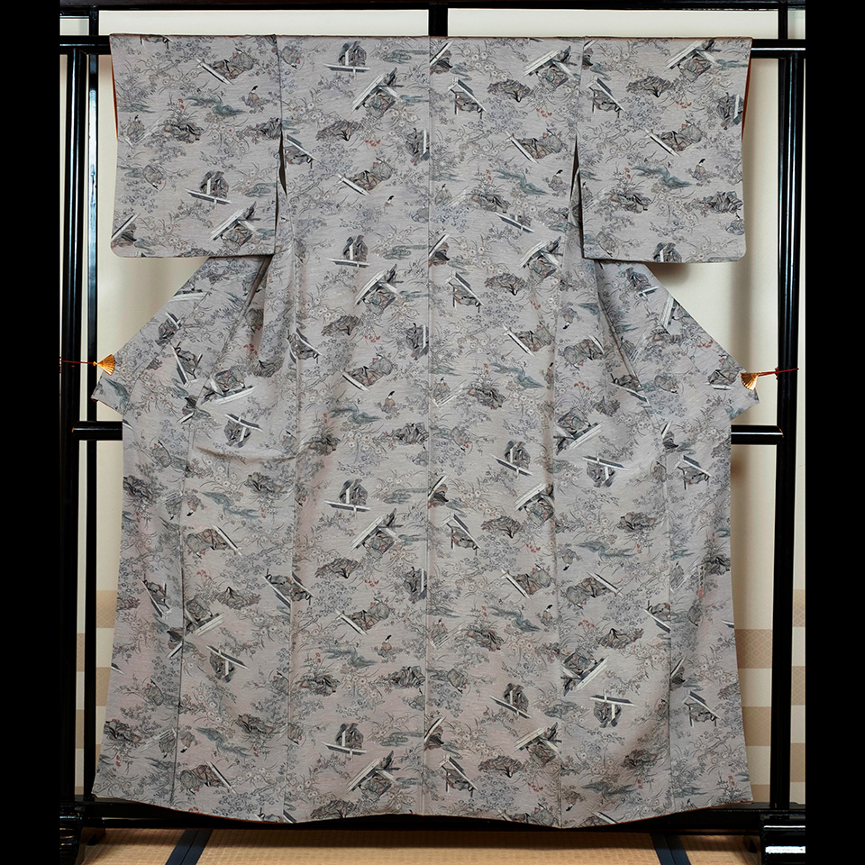 京きものレンタル 3万円コース 淡いグレーに黒・白の柄の着物の写真