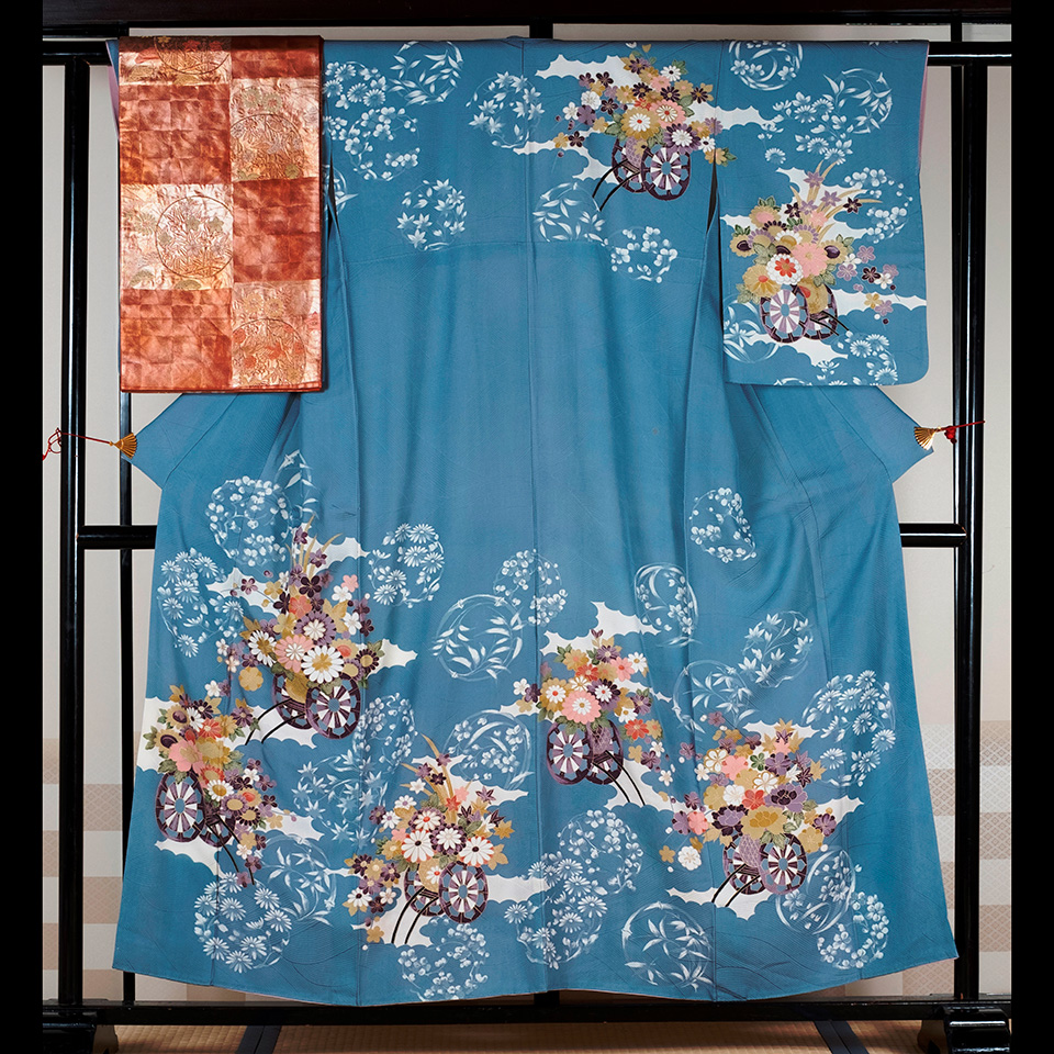 京きものレンタル 5万円コース ブルーに柄の着物とオレンジの帯の写真