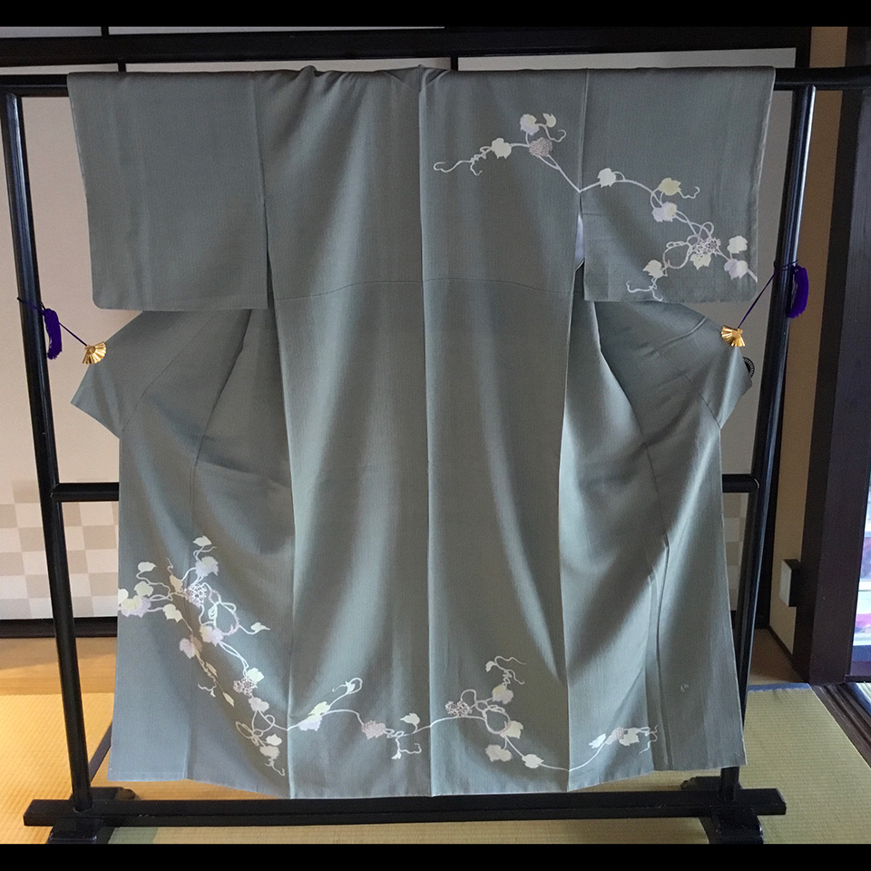 京きものレンタル 5万円コース グレーに草花の絵の着物の写真